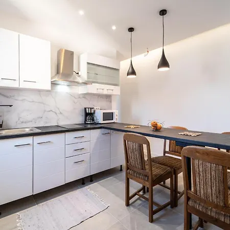 Apartment 1 Bedroom Cozy In *